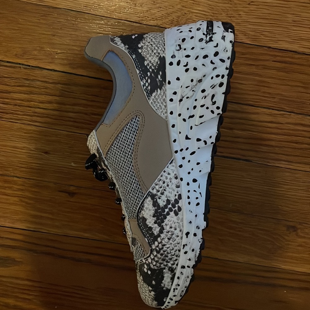 Steve Madden Bena Raised Sneaker (8M) Tan/Silver/Black/White - Picture 2 of 5